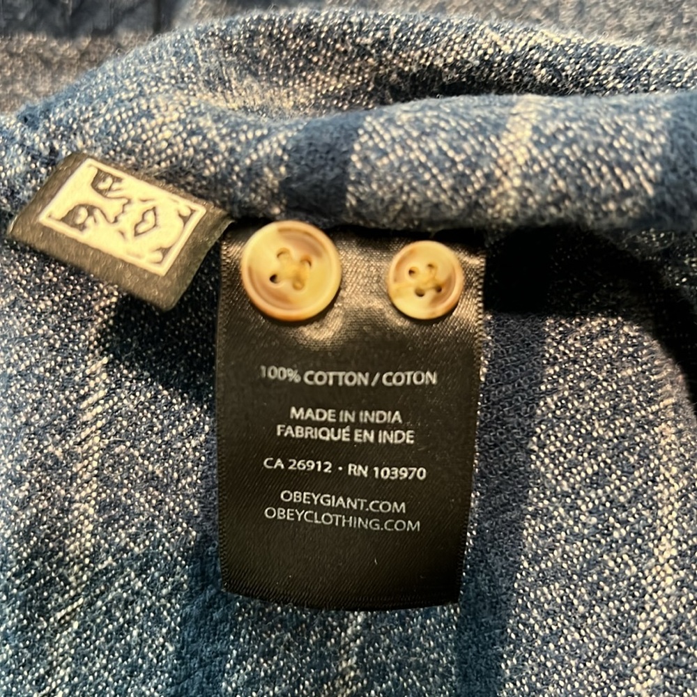 Obey button down - Picture 3 of 3
